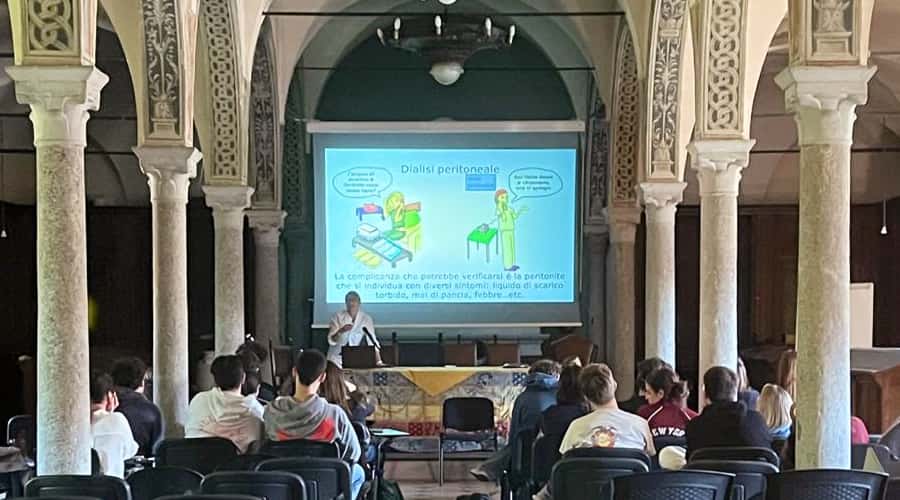 Clicca per accedere all'articolo Dalla prevenzione alle nuove cure: la salute dei reni spiegata agli studenti